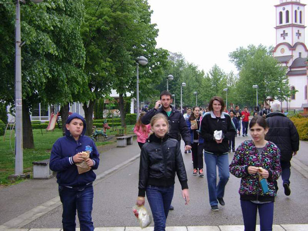 Доручак за 97 ученика